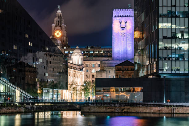 夜のウォーターフロント沿いの都市の建物 - liverpool western europe northwest england port of liverpool ストックフォトと画像