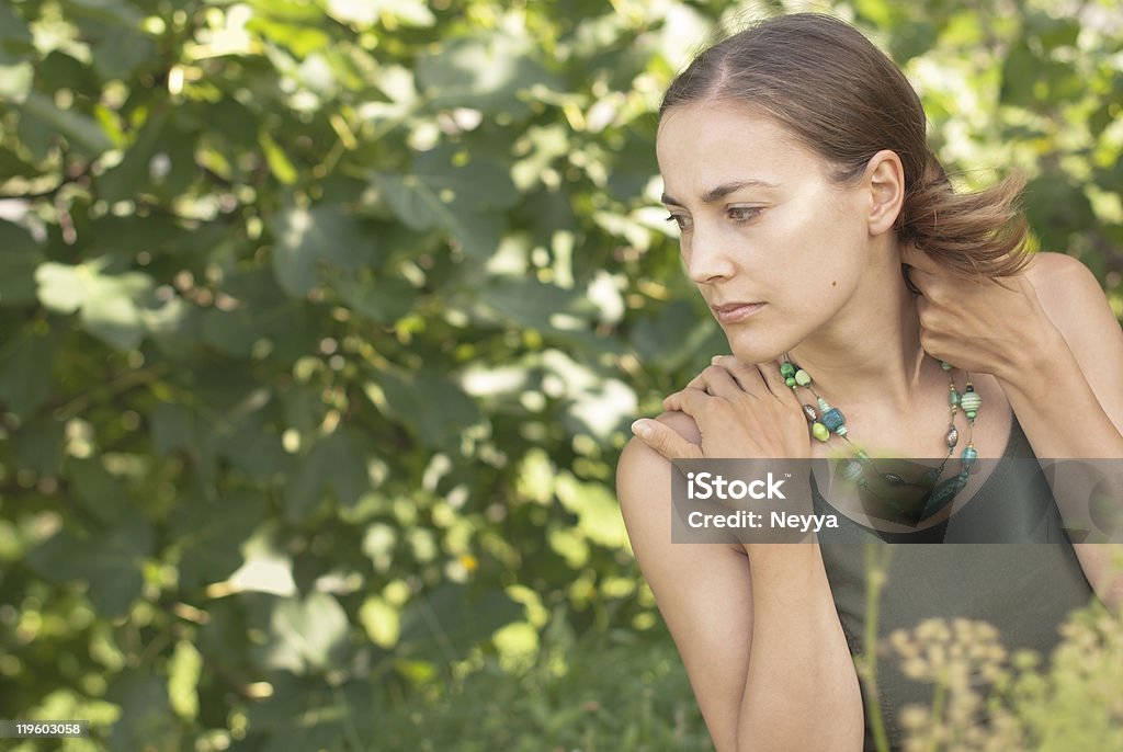 Giovane bella donna con collana verde - Foto stock royalty-free di Adulto