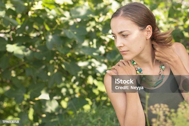 Giovane Bella Donna Con Collana Verde - Fotografie stock e altre immagini di Adulto - Adulto, Adulto di mezza età, Allegro