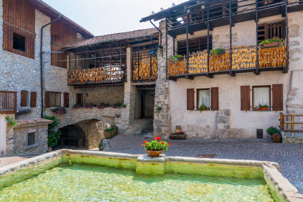 イタリア、トレンティーノ・アルト・アディジェのトレント県にある美しいランゴ村。 - bressanone ストックフォトと画像