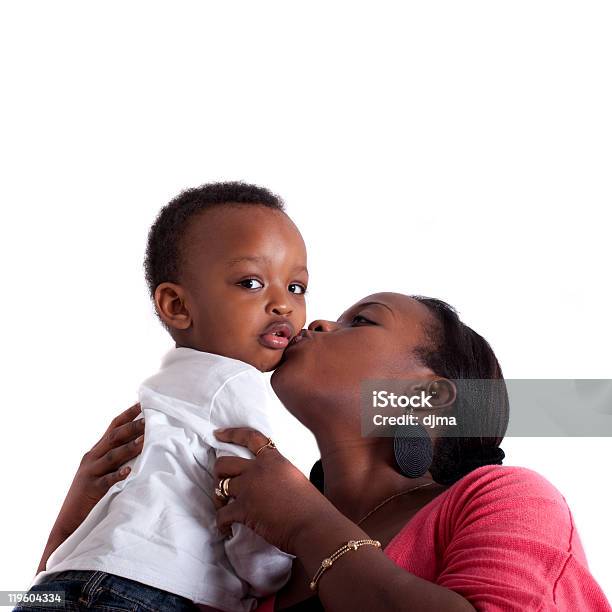 Photo libre de droit de Jeune Famille Afroaméricaine Dans Un Espace Salon banque d'images et plus d'images libres de droit de Adulte