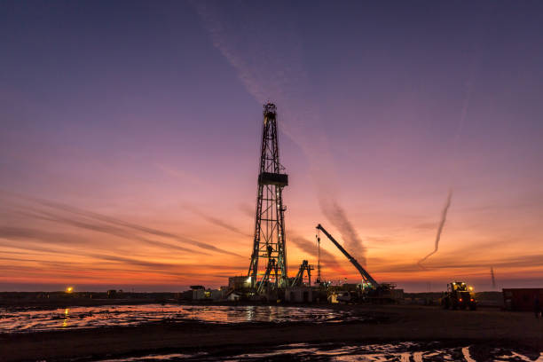 fracking oil rig at dawn - derrick crane drilling rig well sky imagens e fotografias de stock