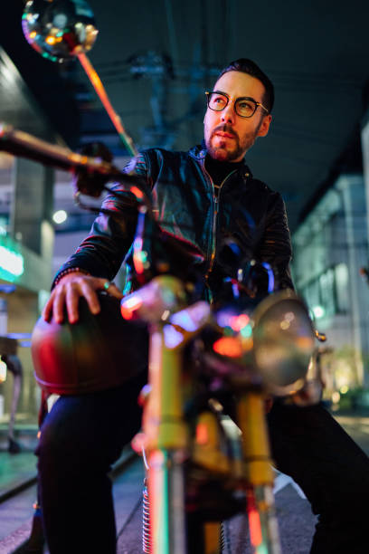 夜のハンサムなバイクライダーの肖像 - low angle view macho men urban scene ストックフォトと画像