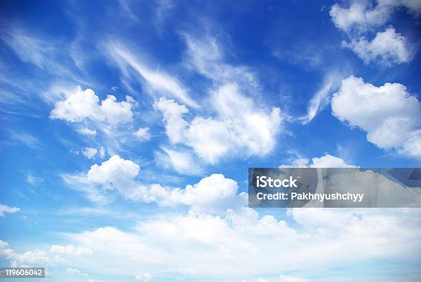 Nuvole - Fotografie stock e altre immagini di Bellezza - Bellezza, Bianco, Blu