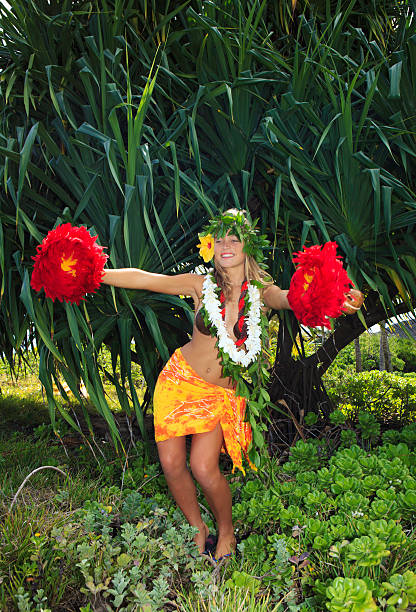 гавайский танцевали в виде гавайской девушки - vertical single flower women teenager стоковые фото и изображения