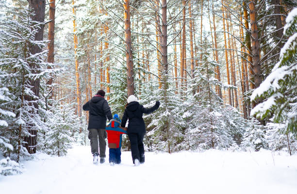 rodzina biegająca w zimowym lesie - family winter walking fun zdjęcia i obrazy z banku zdjęć