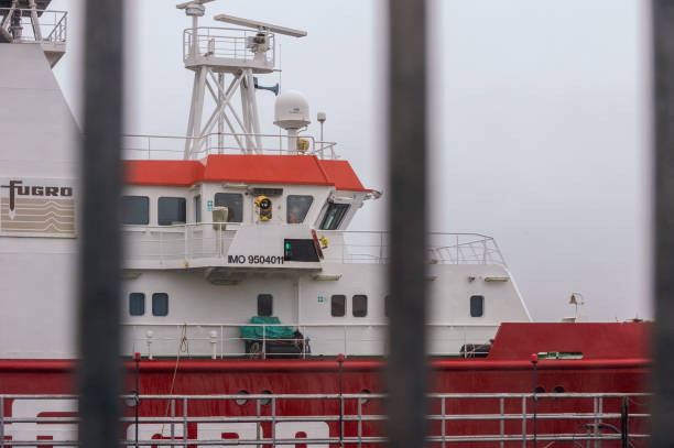 nave da rilevamento offshore fugro searcher che transita barriera uragano - searcher foto e immagini stock