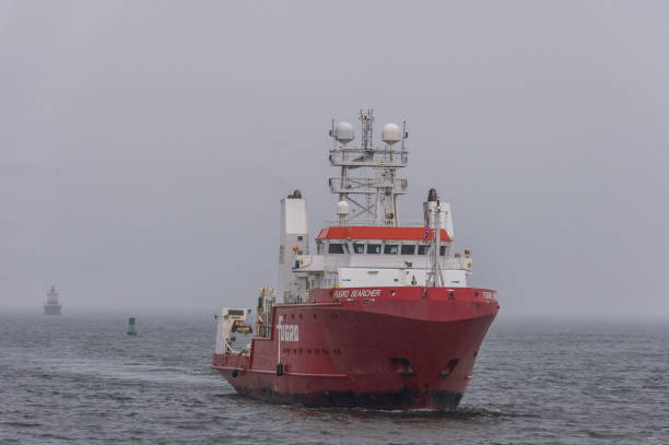 nave da rilevamento offshore fugro searcher che esce dalla nebbiosa baia di buzzards - searcher foto e immagini stock
