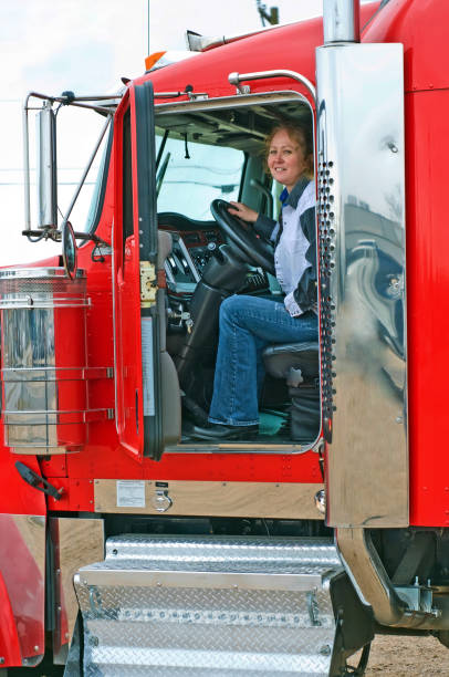 vue intérieure de grand rig avec le conducteur de camion de femme - semi truck truck red truck driver photos et images de collection