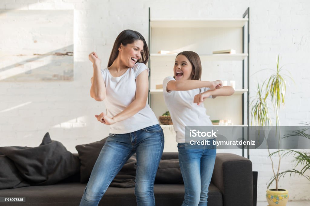 Mamá con niña bailando en la sala de estar - Foto de stock de Bailar libre de derechos