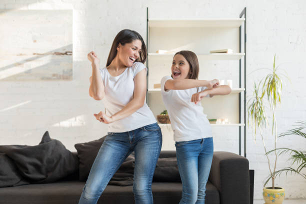 maman avec la danse de fille d'enfant dans la salle de séjour - fitness dance photos et images de collection