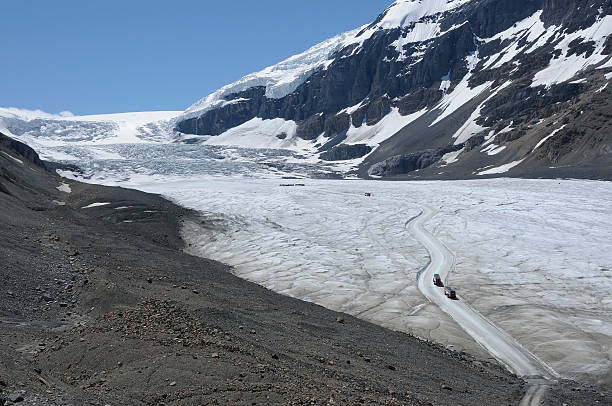 Road No glaciar em Columbia Icefields - fotografia de stock