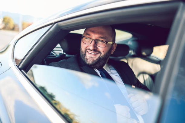 homem de negócios feliz que aprecia a vista de seu carro - stock certificate audio - fotografias e filmes do acervo