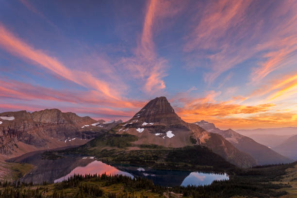 hidden lake - radial sunset - lake us glacier national park cloudscape cloud imagens e fotografias de stock