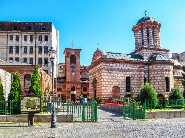 curtea veche and annunciation church of saint anthony in bucharest, romania - vlad vi imagens e fotografias de stock