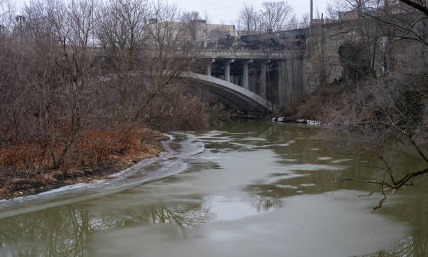 氷の川の水に架かる橋 - elyria ストックフォトと画像
