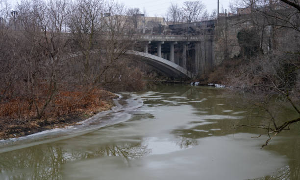 мост через ледяную речную воду - elyria стоковые фото и изображения