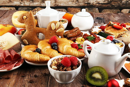 Breakfast served with coffee, orange juice, croissants, cereals and fruits. Balanced diet. Continental breakfast served for brunch at christmas