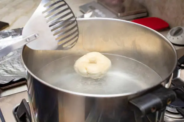 Homemade process of boiling homemade bagels in a pan of water