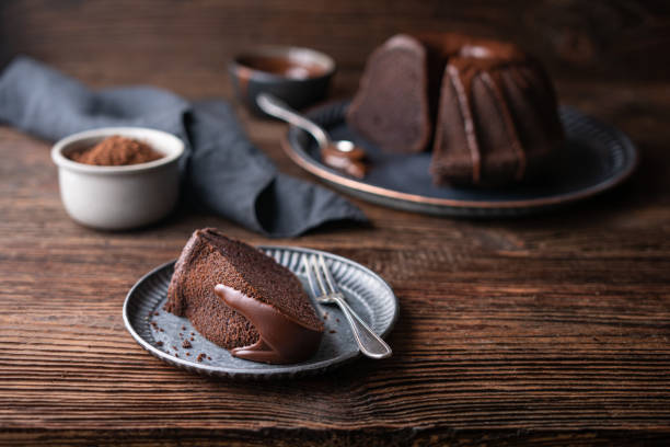 delicioso postre, pastel de chocolate negro cubierto con esmalte de ganache - chocolate bundt cake fotografías e imágenes de stock