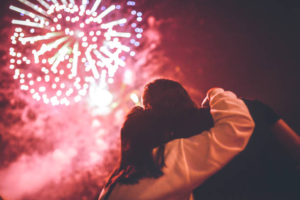 menschen beobachten feuerwerk - zuschauer stock-fotos und bilder