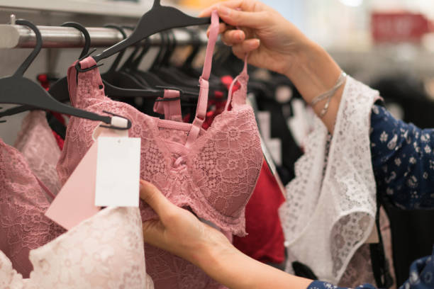 kobieta zakupy biustonosz - retail shopping bra underwear zdjęcia i obrazy z banku zdjęć