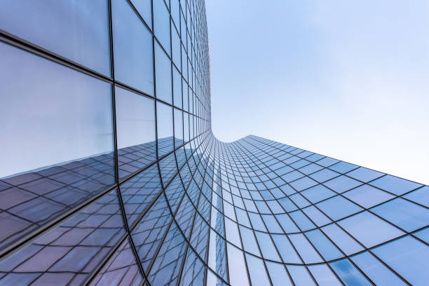 空に対する青い曲面ガラスの超高層ビルのファサード - ガラス 写真 ストックフォトと画像