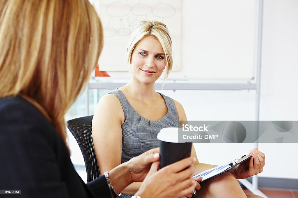 Femme d'affaires avec des rapports mentor aider le client - Photo de Mentorat libre de droits