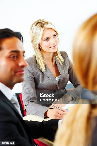 Foto de Retrato De Mulher De Negócios Em Reunião De Conteúdo e mais fotos de stock de Diretora Executiva de Empresa