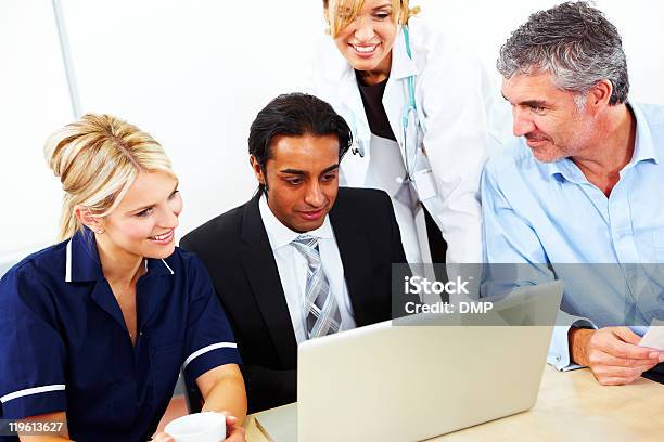 Personel Medyczny I Biznesmen Patrząc Na Laptopa - zdjęcia stockowe i więcej obrazów Biuro - Biuro, Biznes, Biznes międzynarodowy