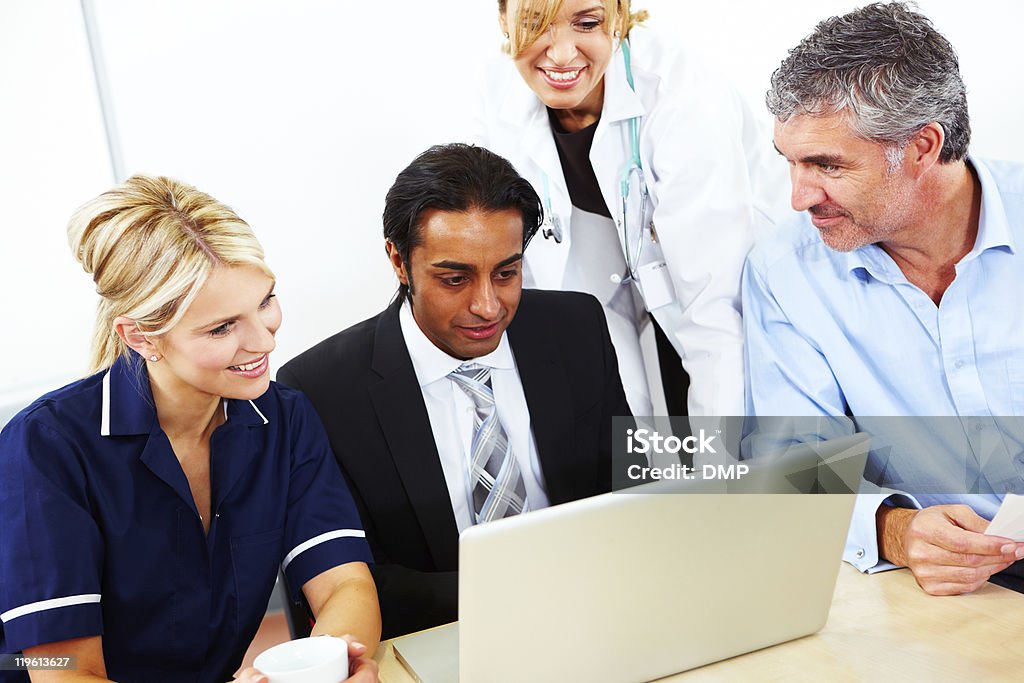 Pessoal médico e empresário olhando para laptop - Royalty-free Adulto Foto de stock