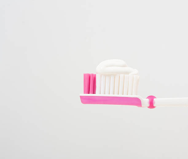 szczoteczka do zębów z pasty do zębów - mundhygiene zdjęcia i obrazy z banku zdjęć