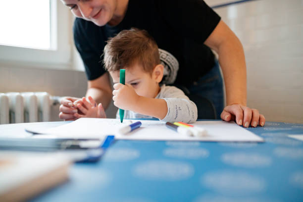 lindo niño zurdo dibujo en casa - entertainment school art studio painter fotografías e imágenes de stock