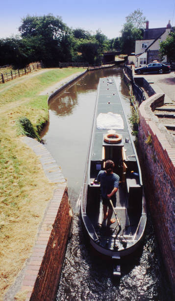 stretta barca casa barca chiatta sul canale stratford - girato su pellicola - warwickshire narrow nautical vessel barge foto e immagini stock