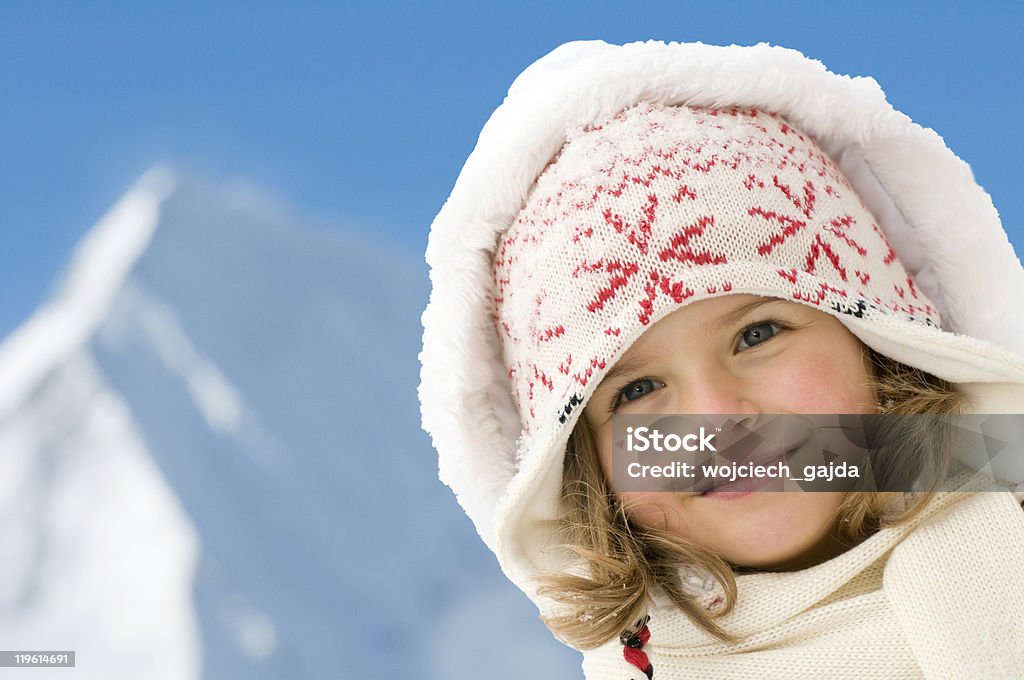 Зимняя девочка Портрет - Стоковые фото Белый роялти-фри