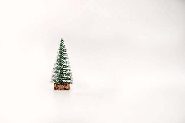 miniatur-weihnachtsbaum isoliert auf weißem hintergrund - christmas tree bead humor stock-fotos und bilder