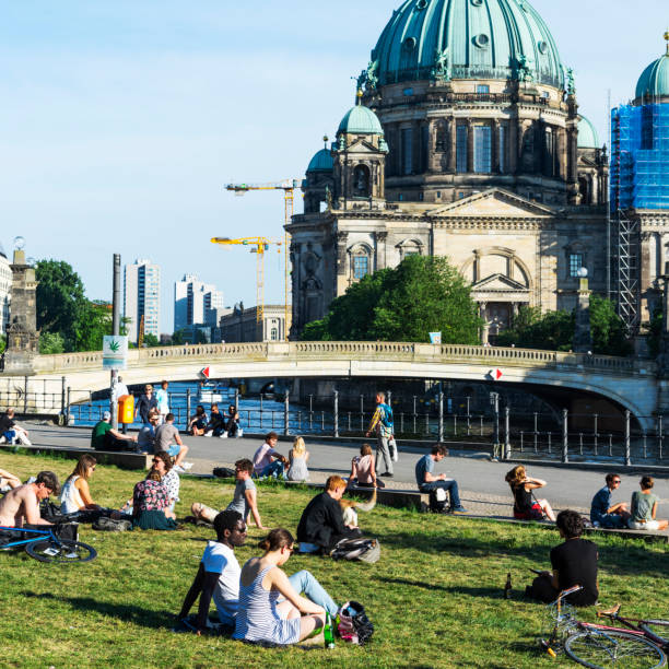 people at the james-simon park in berlin, germany - 5934 imagens e fotografias de stock