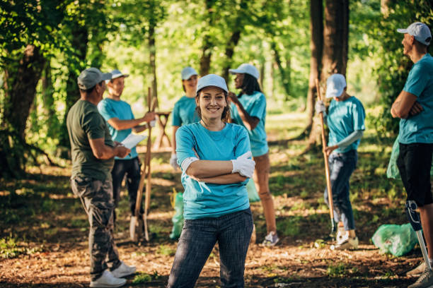 istock Volunteers in park 1196163772