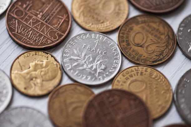 stare monety franka francuskiego - france currency macro french coin zdjęcia i obrazy z banku zdjęć