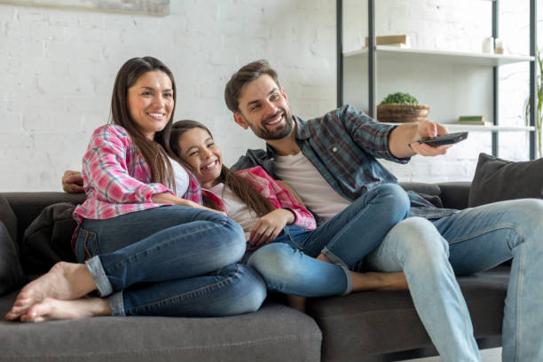 familia viendo la televisión - living room people joy happiness fotografías e imágenes de stock