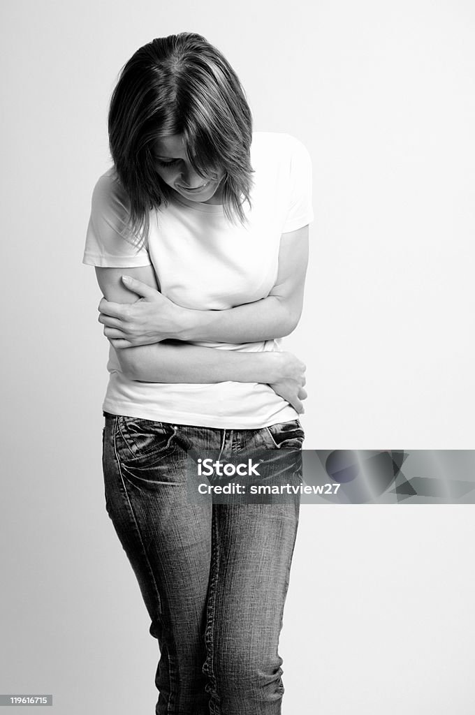 Femme souffrant de douleurs à l'estomac - Photo de Adulte libre de droits