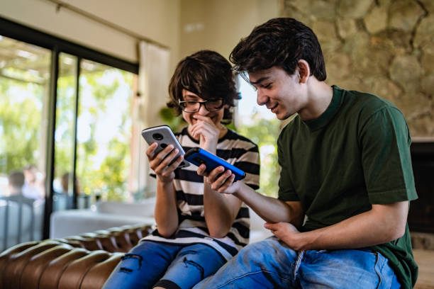 istock Teenagers playing on a smart phone 1196171447