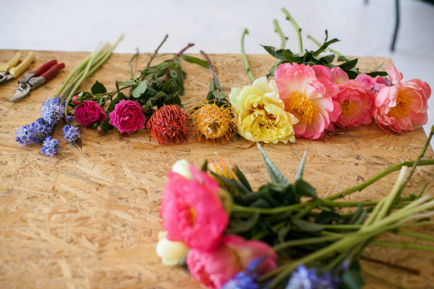 多くの異なる花と異なる色。花屋さんのために。ブーケを作る。牡丹、バラ、ヒヤシンス。 - cut flowers bouquet flower flower arrangement ストックフォトと画像