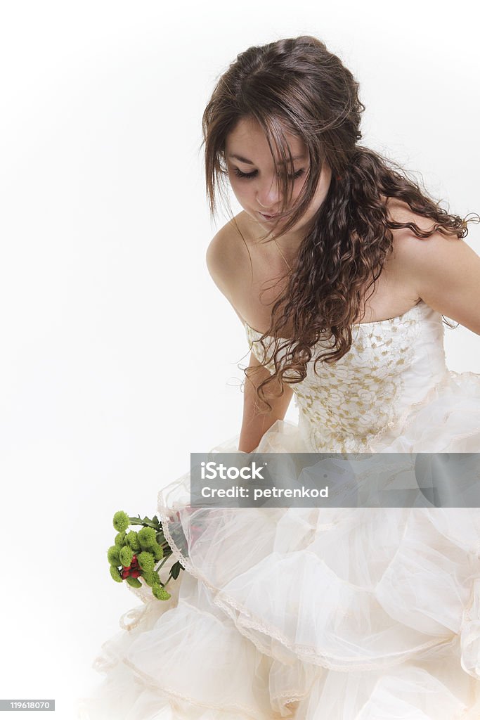 Счастливая невеста в белом свадебном платье - Стоковые фото Белый роялти-фри
