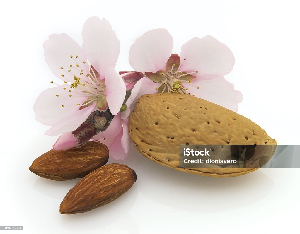 Amandes avec fleurs roses séchées, - Photo de Aliment libre de droits