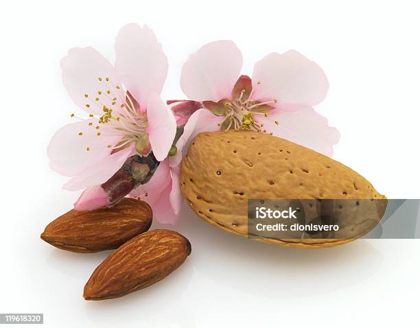 Photo libre de droit de Amandes Avec Fleurs Roses Séchées banque d'images et plus d'images libres de droit de Aliment - Aliment, Aliment cru, Amande