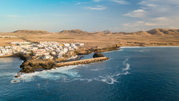 vue aérienne de la baie d'el cotillo, fuerteventura. canaries - cotillo fuerteventura spain tourism photos et images de collection