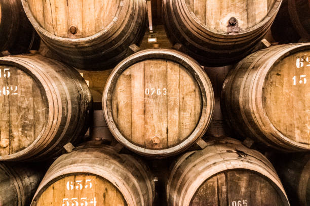 antecedentes preety de vine barrells - barrel fotografías e imágenes de stock