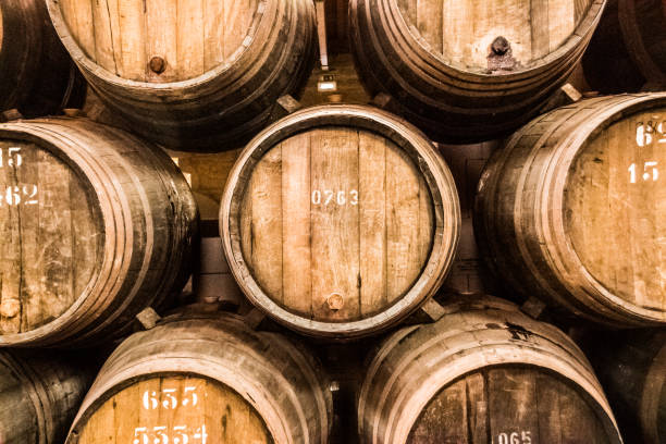 preety tle beczki winorośli - whisky barrel distillery hard liquor zdjęcia i obrazy z banku zdjęć