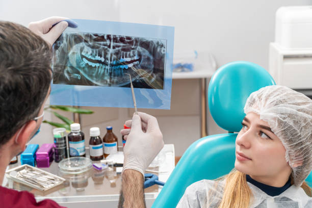 歯医者は顎の写真を見せる - radiogram photographic image ストックフォトと画像